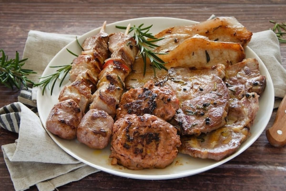 Rosolare, brasare, stufare: le differenze che cambiano la carne