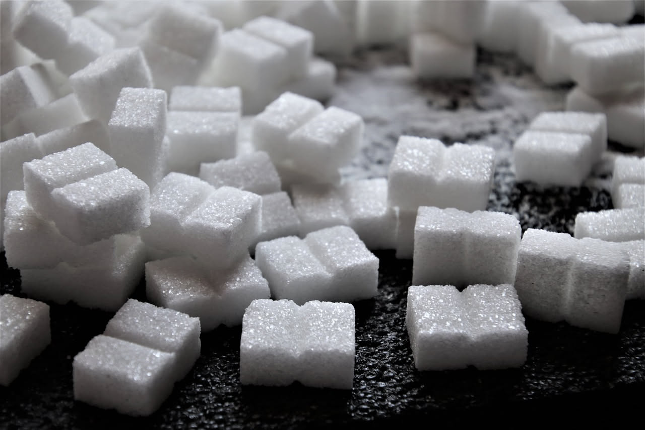 Senza zuccheri aggiunti: cosa significa davvero leggere l'etichetta
