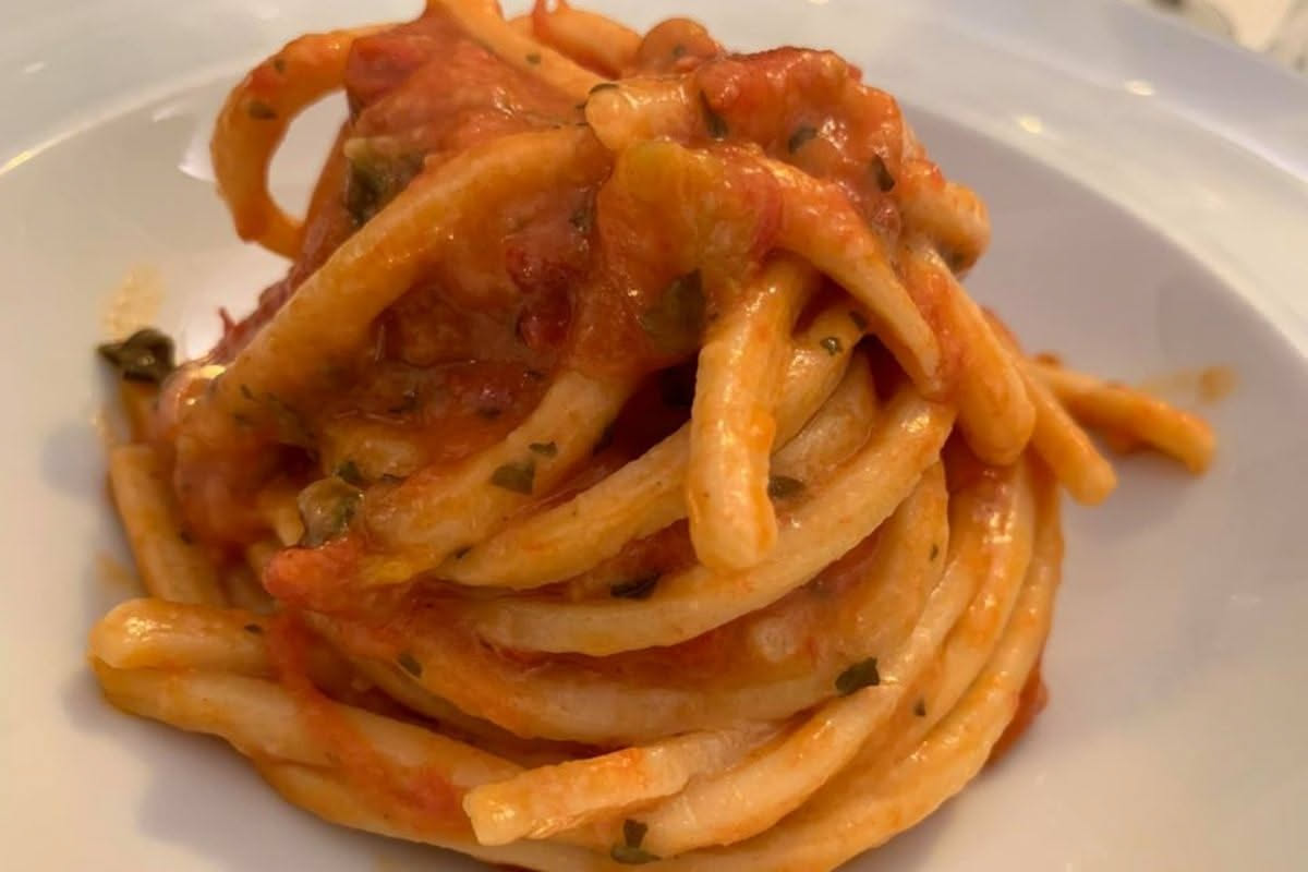 Spaghetti alla puttanesca: pochi ingredienti, molto carattere