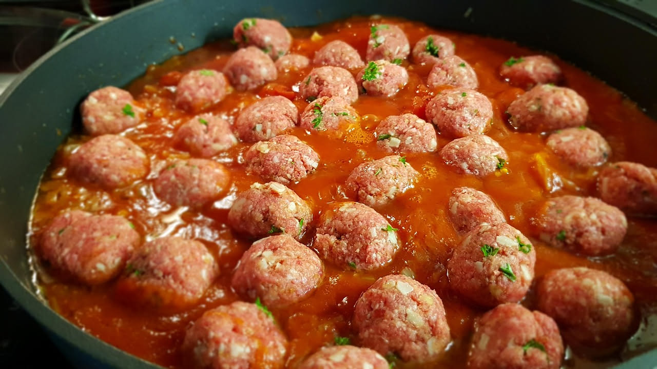 Polpette al sugo morbide dentro: il metodo della cucina casalinga