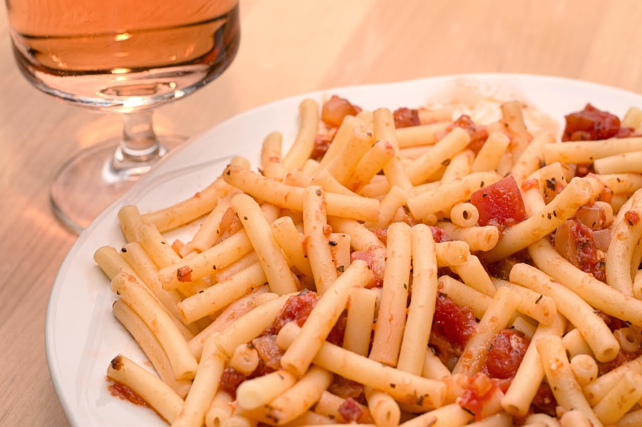 Pasta all'amatriciana: come dosare guanciale, pomodoro e pecorino