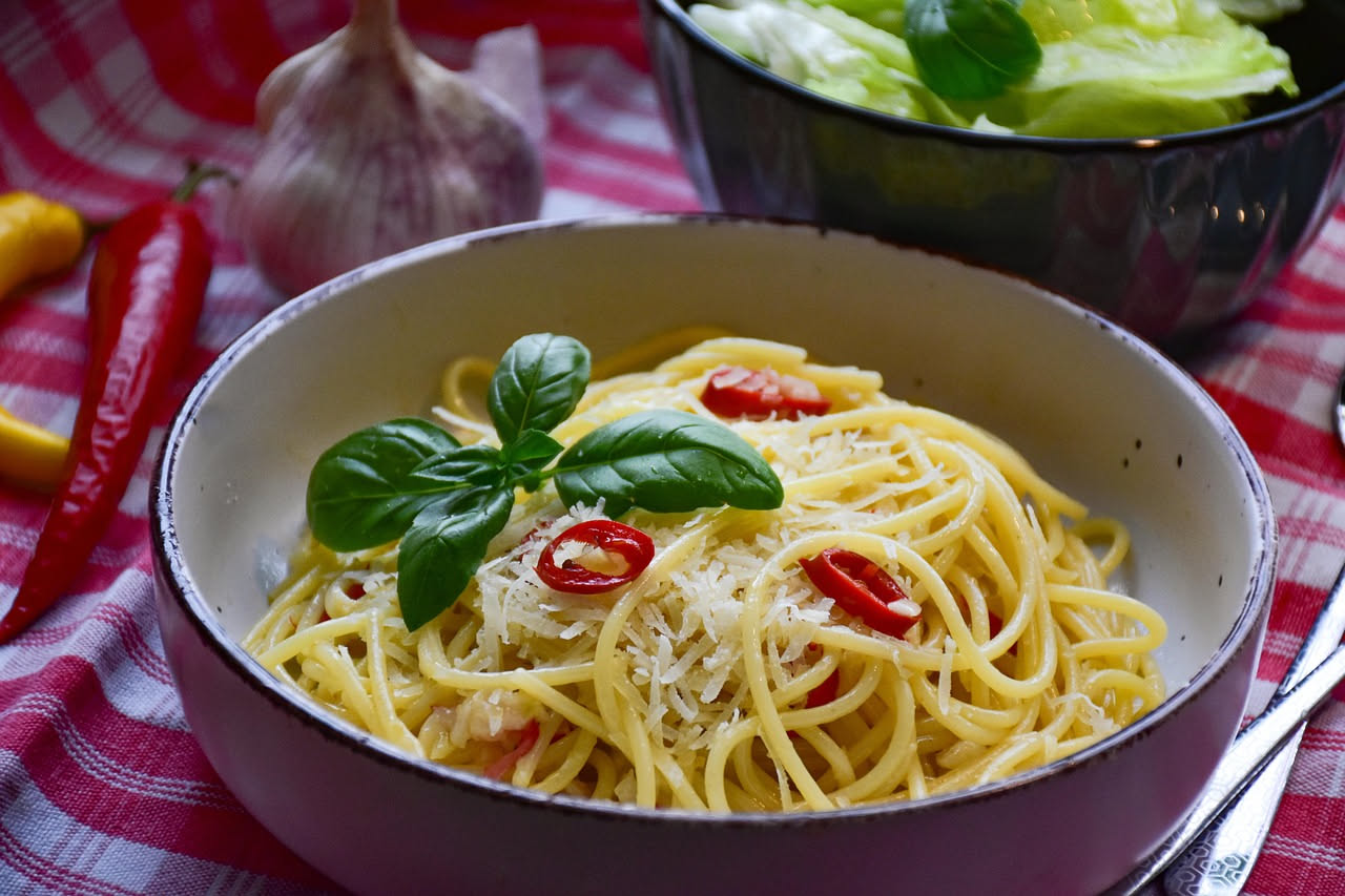 Spaghetti aglio olio e peperoncino: come dorare l'aglio senza bruciarlo