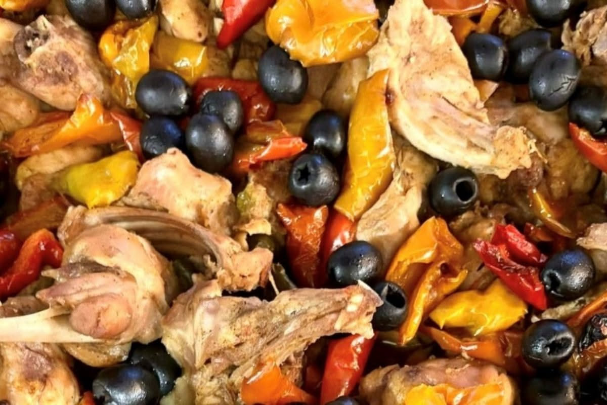 Pollo alla cacciatora: rosolatura e cottura in umido, come non sbagliare