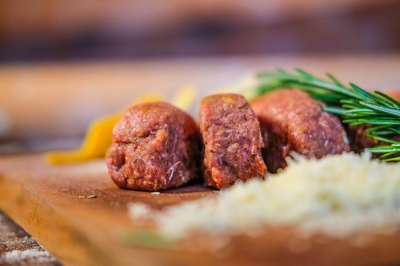 Cotechino di Modena: carne speziata e succosa che nutre con ferro e collagene