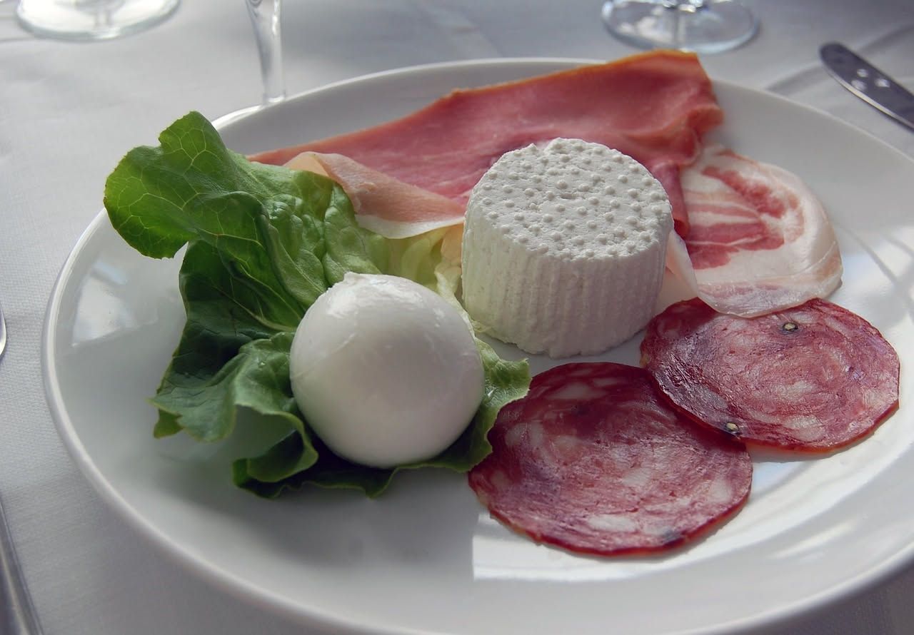 Gnocco fritto e affettati: croccantezza che nutre senza appesantire