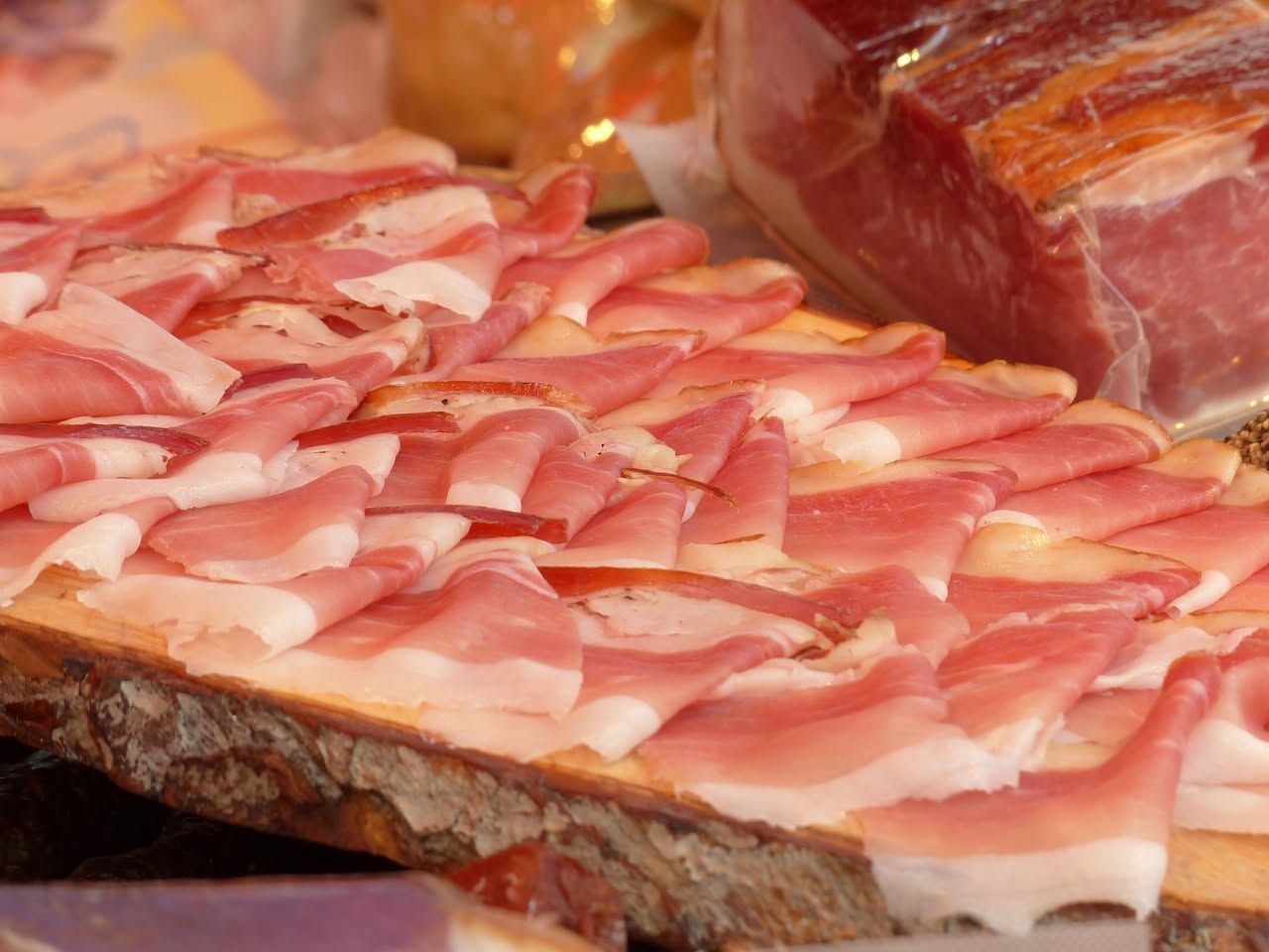 Pancetta modenese: croccantezza affumicata che nutre i muscoli con proteine nobili